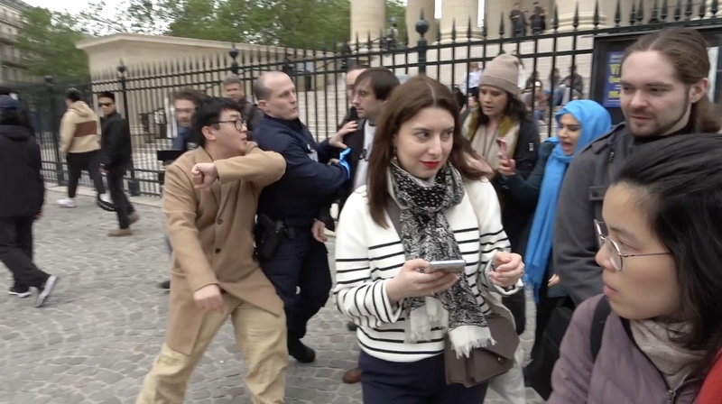 小粉紅即使離開了中國，仍然積極在海外對抗批評中國的聲音。圖為今年5月旅歐維吾爾人在習近平訪法期間舉行示威，遭到多位高舉五星旗的中國小粉紅（如上圖棕衣者）鬧場。 (資料照片：中央社)