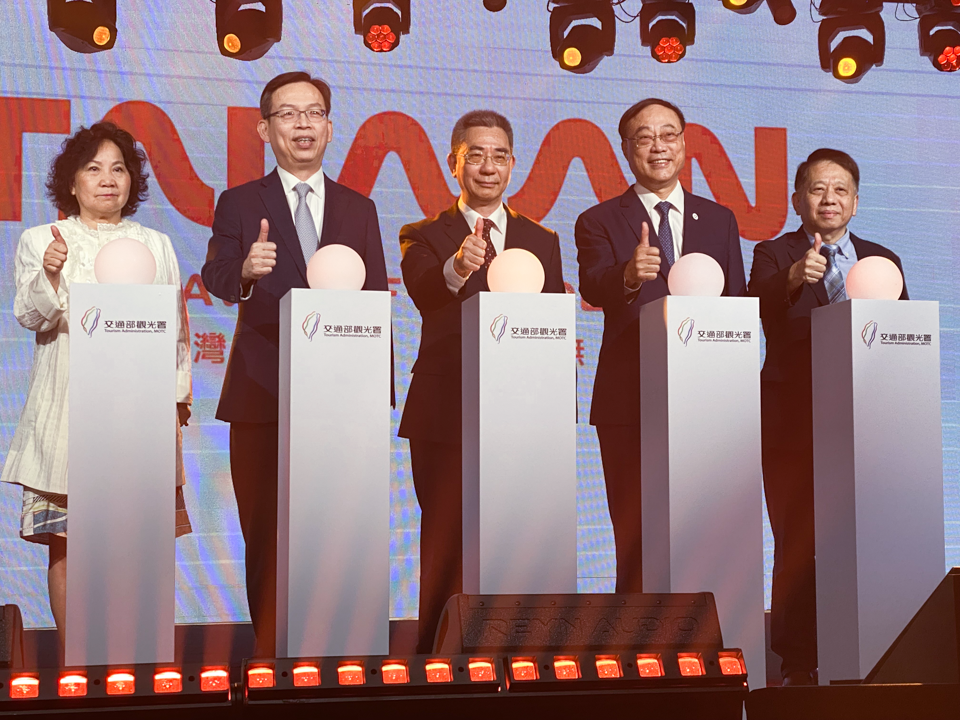 台灣觀光品牌3.0版「台灣魅力‧驚喜無限！」全新識別logo，動畫和品牌歌曲，6日在行政院副秘書長李國興(中)、交通部次長林國顯(中左)和觀光署長周永暉(中右)等人主持下，正式對外發表！(吳琍君攝)