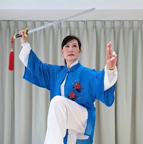 55歲的周綺薇穿起太極武術服飾出拳耍劍，舒展大方，在威武中展現美態，打破了很多人印象中耍太極只是公園老人家的玩意。(圖：中央社)