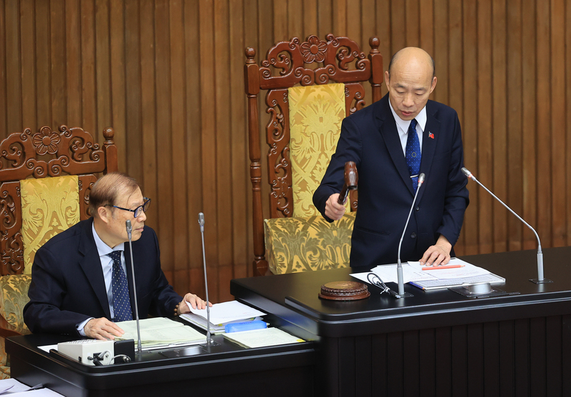 立法院長韓國瑜（右）7日敲槌宣布三讀修正通過國籍法部分條文，將外國高級專業人才申請歸化居留年限，從現行連續3年每年須有183日以上合法居留事實，放寬為連續2年。 (圖：中央社)