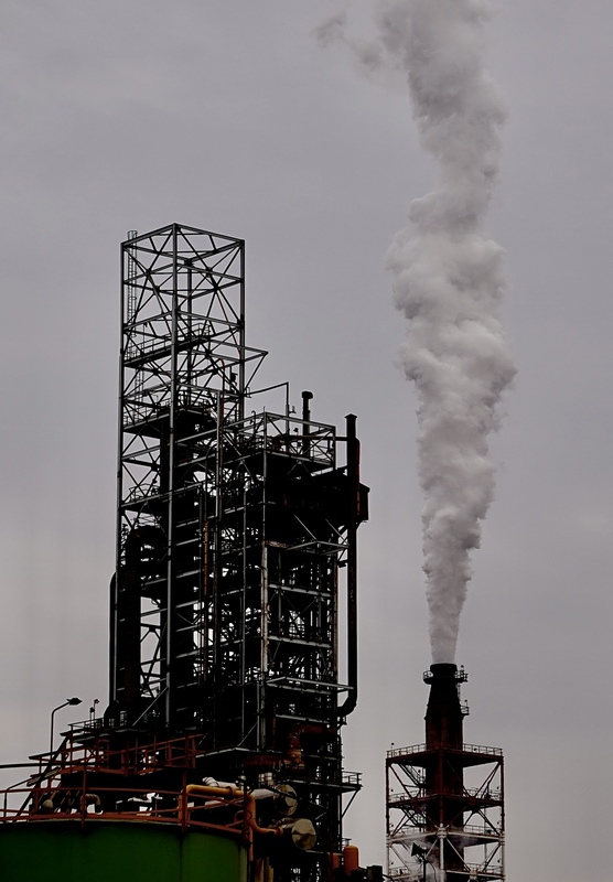 工業電價平均調幅約12.5%，石化公會表示，大型石化廠受電價調漲影響相對較小，中小型廠商可能較辛苦。 (示意圖：中央社)