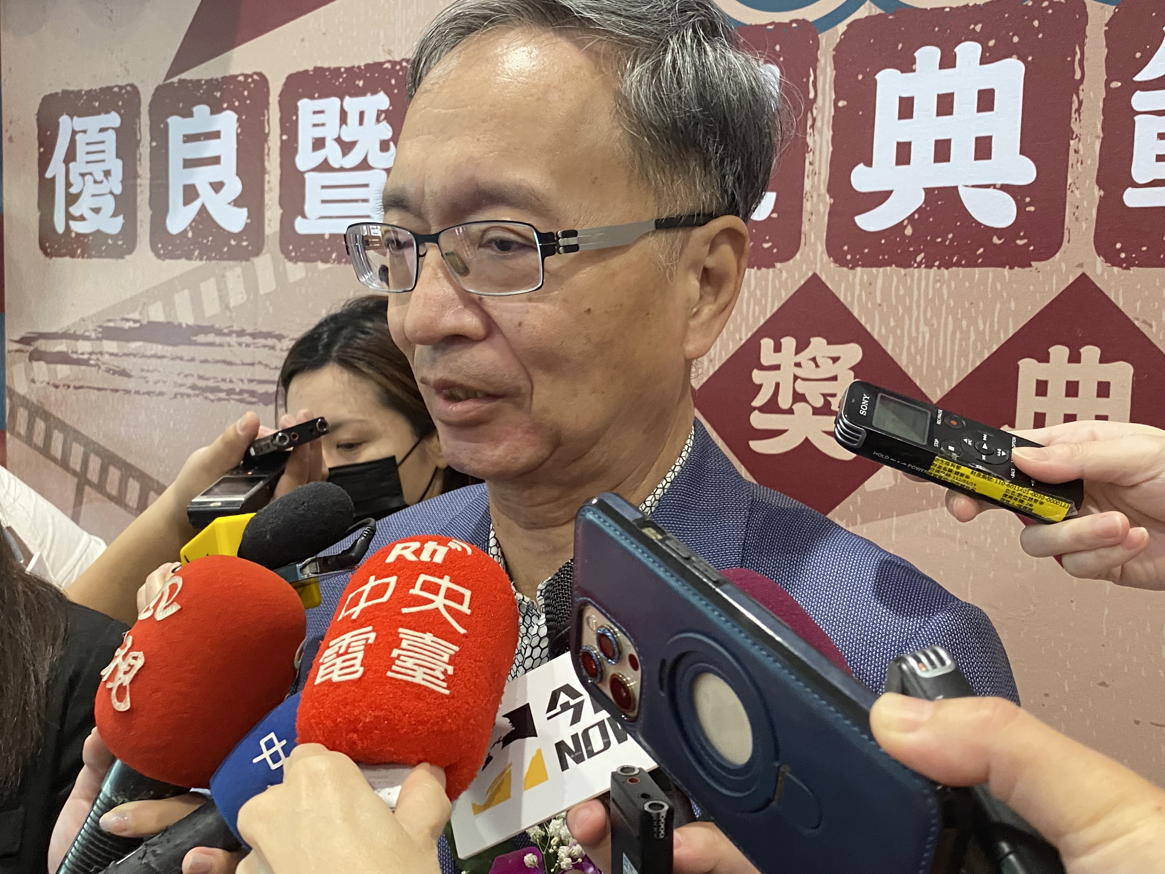 衛福部長薛瑞元7日出席部立醫院第11屆優良暨資深典範護理人員頒獎典禮時接受媒體聯訪。(吳琍君攝)