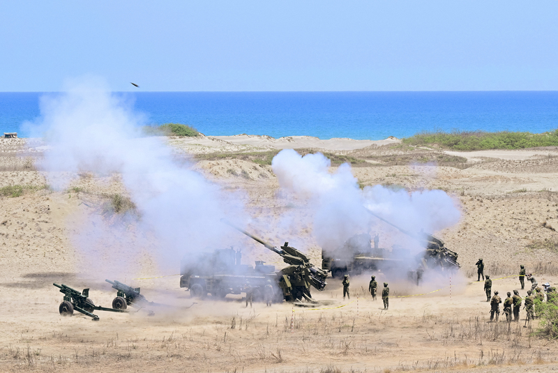 圖為2024年美菲「肩並肩」聯合軍演在鄰近台灣的北伊羅斯科省進行海上攻擊實彈演習。(圖：中央社)