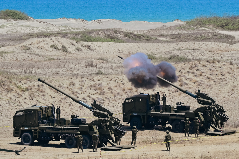 圖為美菲兩國2024年「肩並肩」聯合軍演，菲律賓陸軍炮兵發射155毫米榴彈炮。 (中央社資料照片)