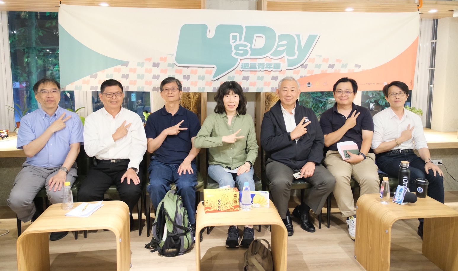 Y’s Day「週三青年日」，8日以「轉廢為能，脫離魯蛇！青年不可不知的循環經濟新視野」座談會。圖左起：陳俐甫 張國鑫 詹順貴 江雅綺 許文龍 趙家緯 董思齊。（台灣智庫提供）
