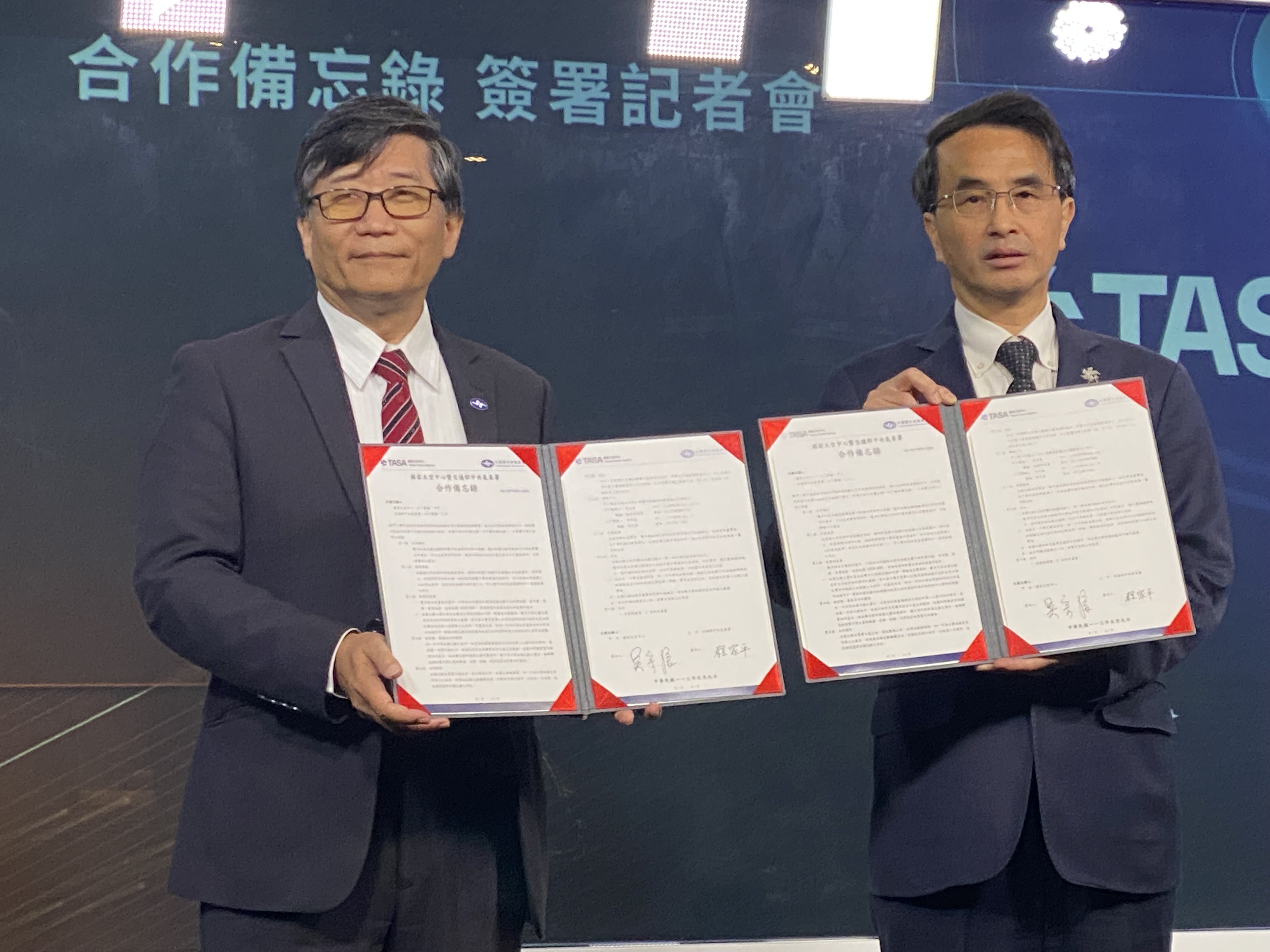 氣象署長程家平9日攜手太空中心主任吳宗信，簽署氣象及太空監測資料專業技術合作備忘錄。(吳琍君 攝)