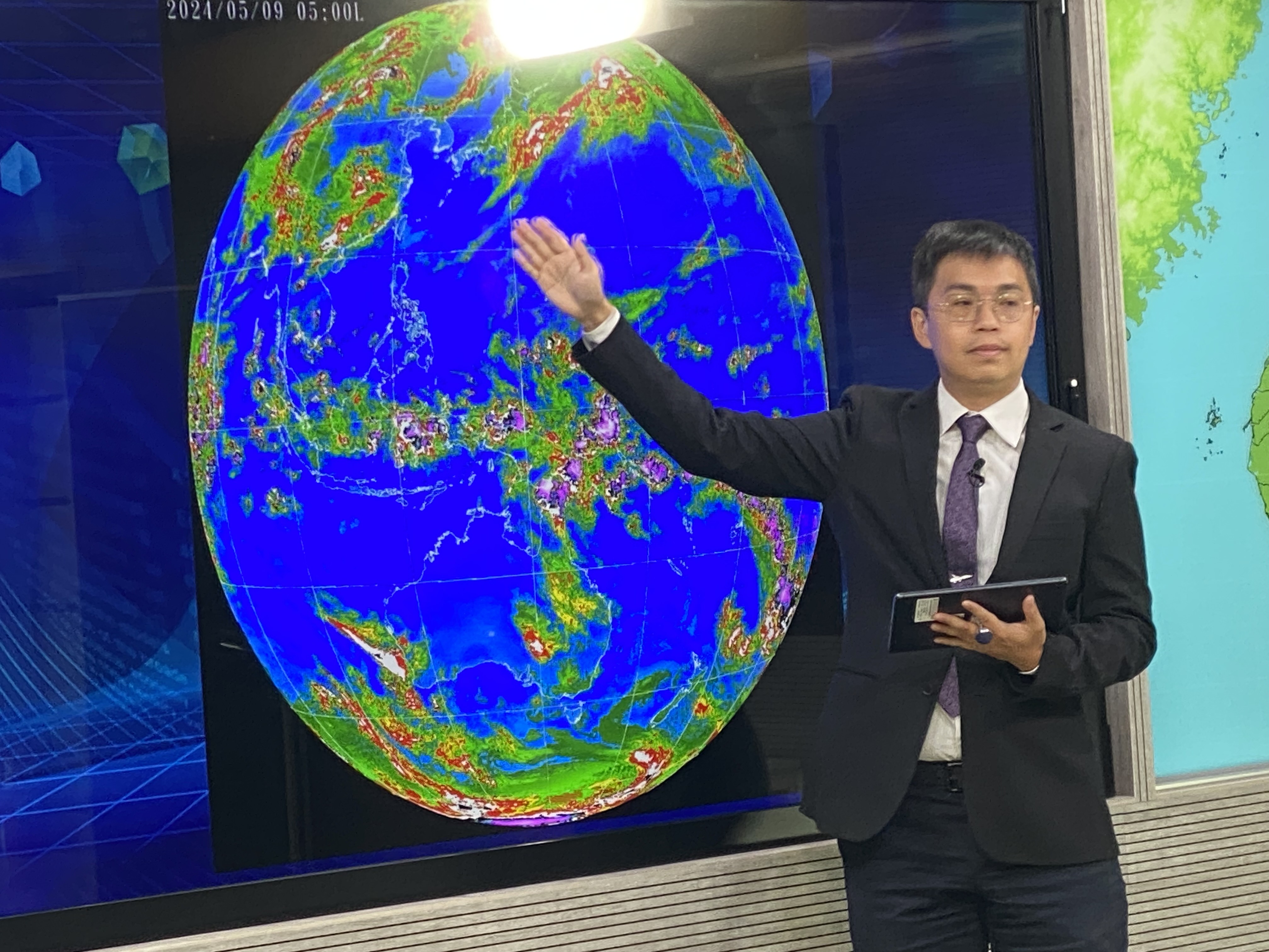 氣象預報中心科長林伯東在9日以全球衛星雲圖說明，目前並無明顯的颱風訊號。(吳琍君攝)