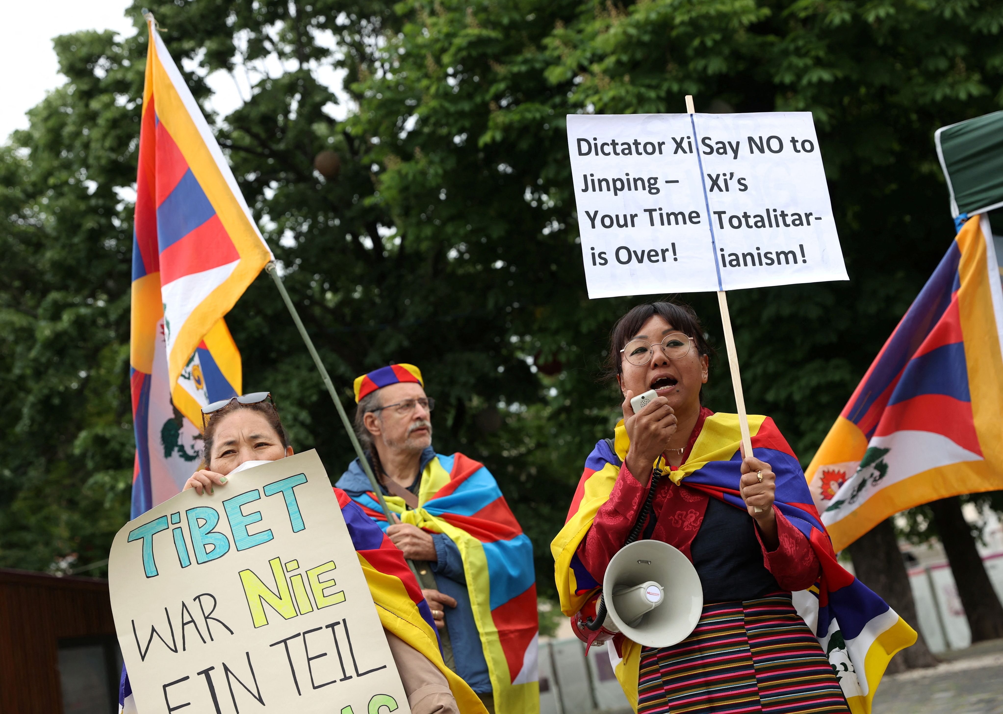 中國國家主席習近平8日抵達匈牙利， 西藏支持人士抗議「獨裁者」到訪。(路透社/達志影像)