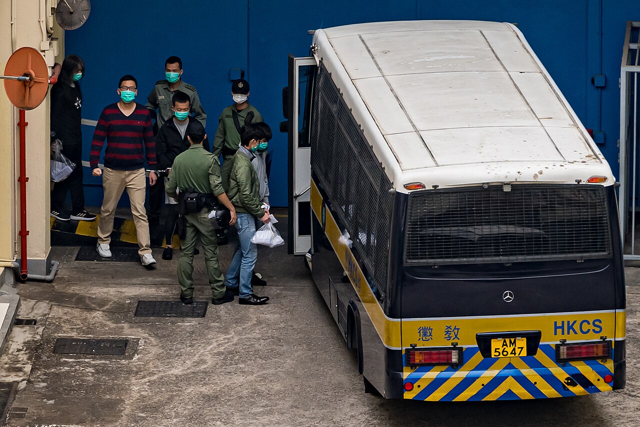 香港47人案本週宣判。圖為2021年3月3日在荔枝角收押所，多名民主派人士由囚車押送至法庭。(圖：取自維基百科)