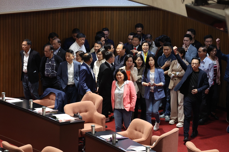 立法院朝野黨團協商達成共識，將邀請總統當選人賴清德520就職後，赴立院國情報告。圖為國民黨立委在議場聚集，聽從黨團指令。(圖：中央社 )