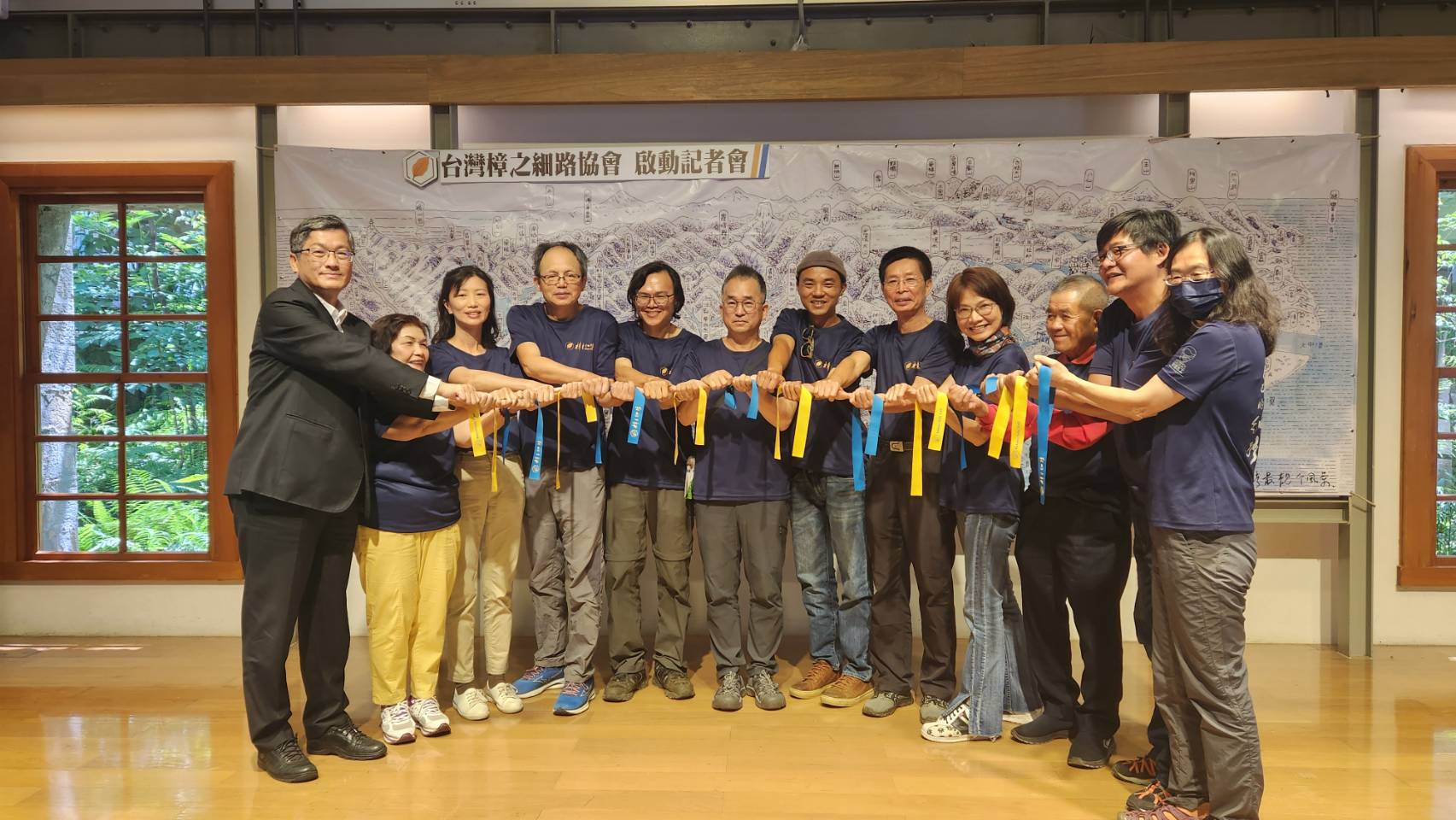 在客委會、台灣千里步道協會見證下，「樟之細路」沿線9個工作站10日聯合宣布將啟動「台灣樟之細路協會」籌備大會，由國家綠道回歸沿線社區經營主體，推動「樟之細路」永續發展。(江昭倫 攝)