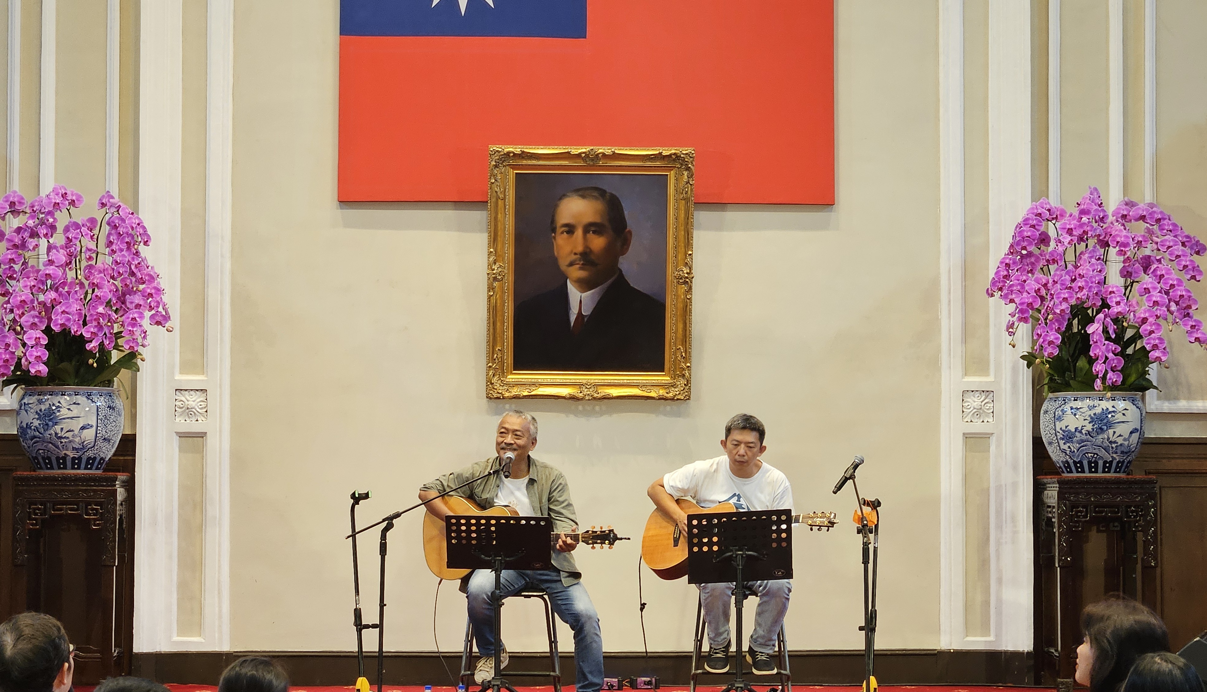 金曲台語歌王謝銘祐(左)11日在總統府大開放時演出。(劉品希 攝)
