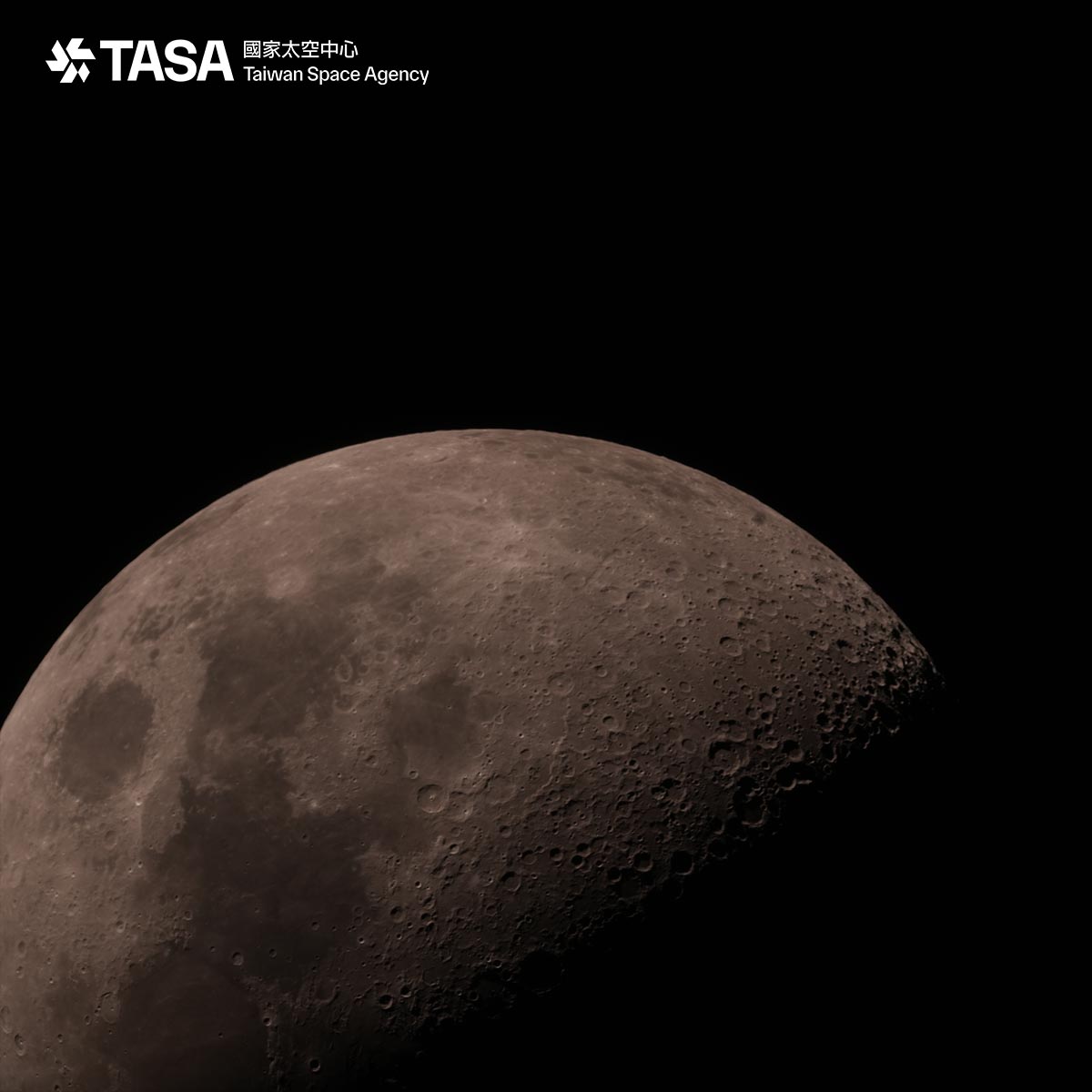 相機搭配福八望遠鏡工程體拍攝的月球。(圖：國家太空中心 TASA臉書)