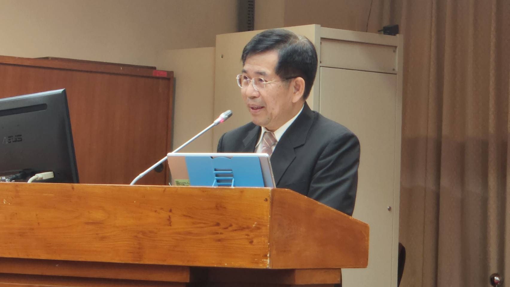 教育部長潘文忠13日最後一次以教育部長身份受邀在立法院教委會備詢。(江昭倫 攝)