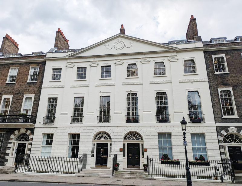 香港駐倫敦經貿辦行政經理袁松彪日前被英國政府以間諜罪名拘捕。圖為經貿辦所在白色建物。 (資料照片：中央社)