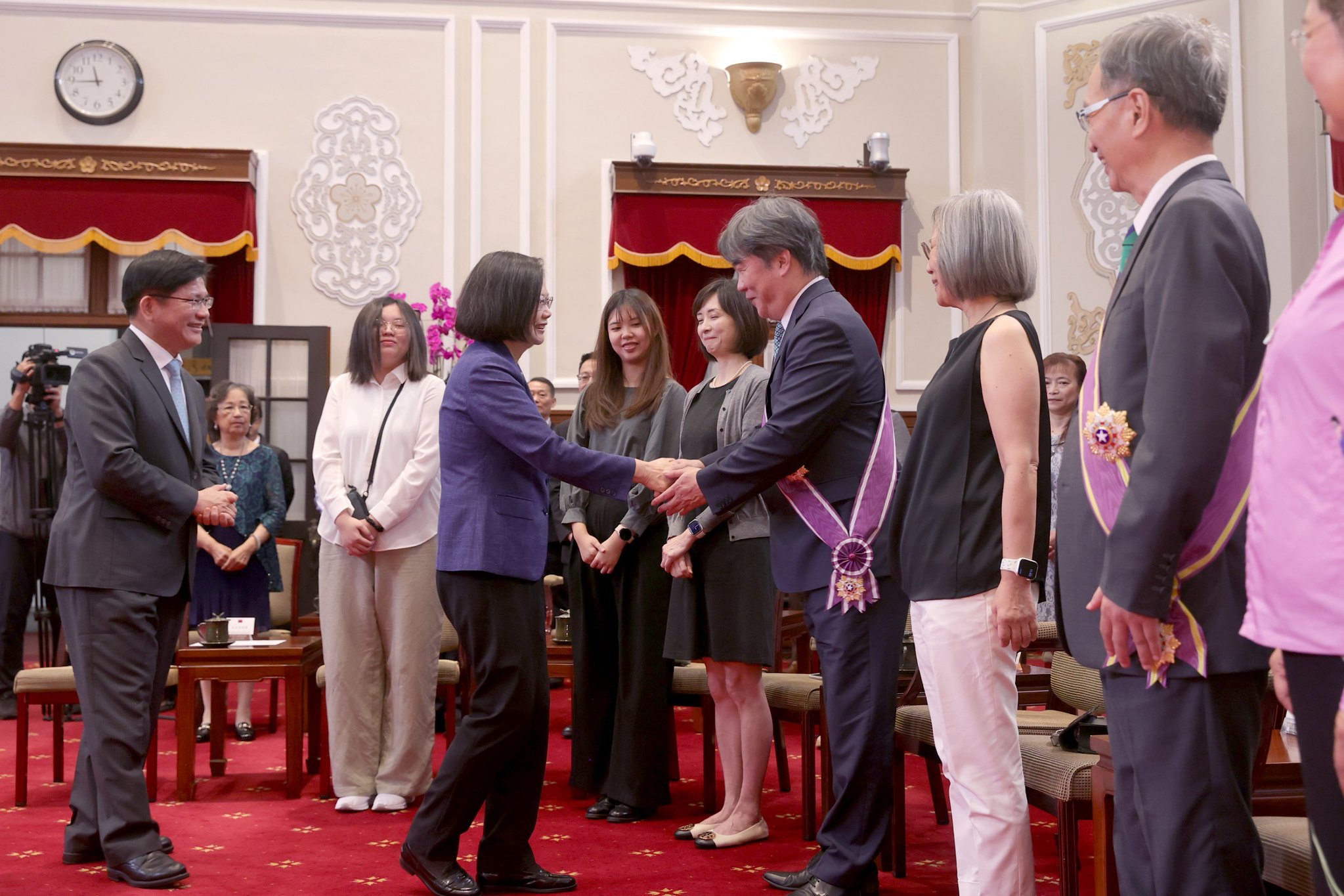 蔡英文總統14日頒授行政院政務委員林萬億等16人勳章，感謝執政團隊及防疫團隊為國家社會的貢獻與付出。(圖：總統府flickr)