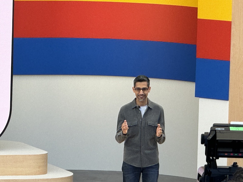 Google於14日在美國加州舉辦I/O年度開發者大會，執行長皮查伊（Sundar Pichai）在主題演講最後表示，今天光是AI這個字就被提到121次，也意味著AI已經成為Google發展技術的核心。 (圖：中央社)