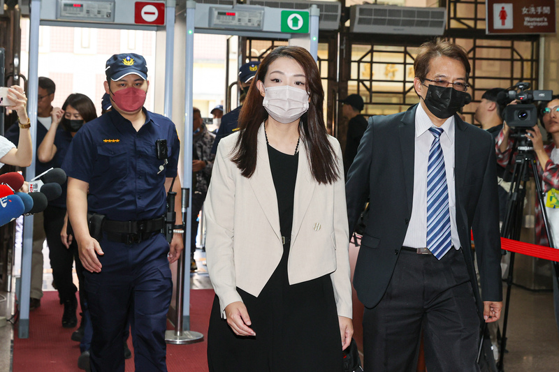 高院停審高虹安案聲請釋憲，立委質疑是為高官司拖時間。圖為新竹市長高虹安(中)涉詐領助理費案出庭應訊。 (圖：中央社)