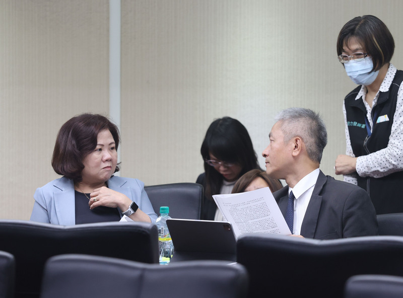 立法院社會福利及衛生環境委員會15日審查工會法部分條文修正草案、勞基法部分條文修正草案、中高齡者及高齡者就業促進法部分條文修正草案等案，勞動部長許銘春（左）列席會議。 (圖：中央社)