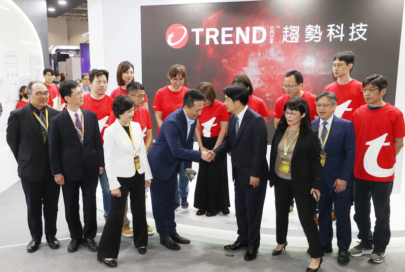 2024台灣資安大會15日在台北南港展覽館2館舉行，副總統賴清德（前右4）與內定行政院副院長鄭麗君（前左3）等人一同參觀會場與廠商交流。 (圖：中央社)