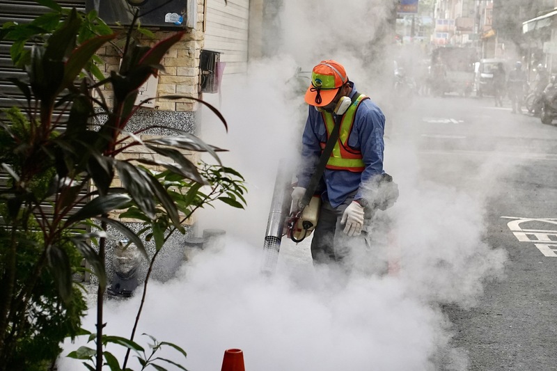 圖為防疫人員進行社區化學防治。資料照。(圖：中央社)