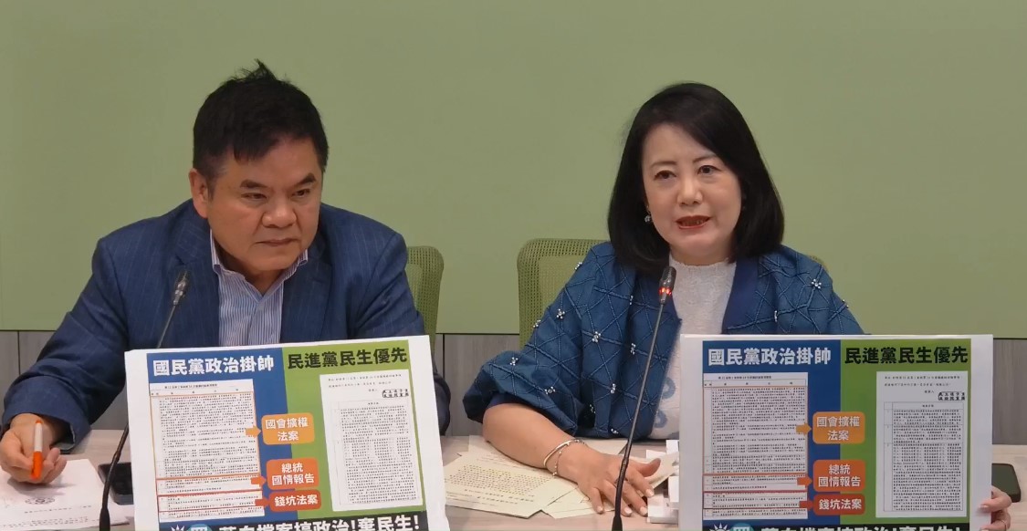 民進黨立法院黨團幹事長吳思瑤(右)與書記長莊瑞雄(左)共同召開記者會，批評國民黨擋民生法案只為讓藍白想要的政治性法案強行過關。(FB/@ycaucus.dpp)