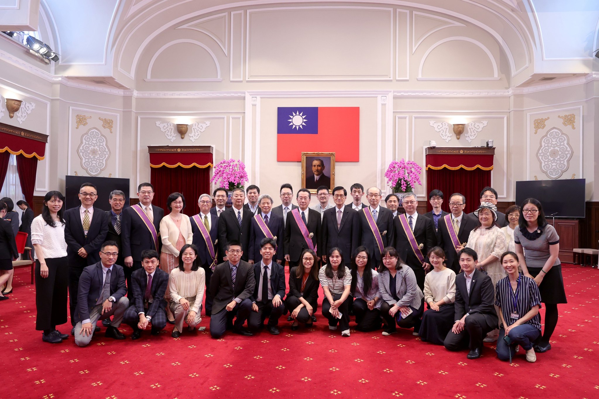 總統授勳顧立雄等22人國安、潛艦小組人員，感謝完成不可能的任務。(圖：總統府 提供)