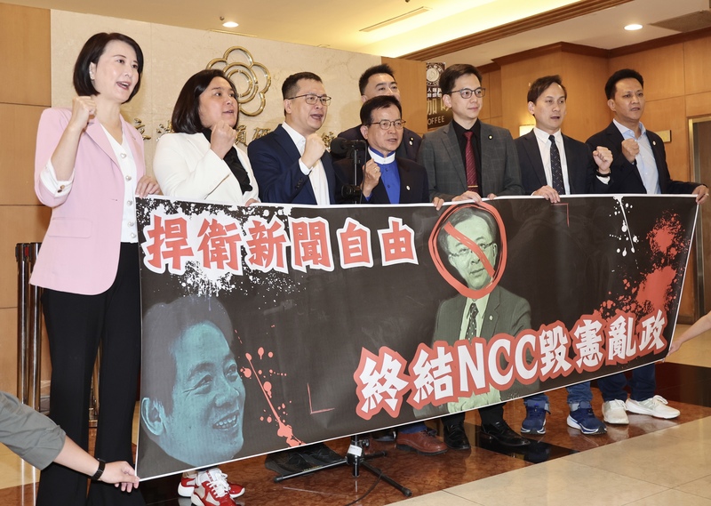 國民黨立委羅智強（左3)、賴士葆（左4)等16日在立法院舉行記者會，宣布提案修改「衛星廣電法」，捍衛台灣新聞自由，杜絕政府箝制濫權。(圖：中央社)