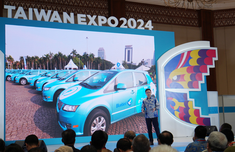 外貿協會董事長黃志芳在開幕典禮上向民眾介紹經濟現況。 (圖：中央社)