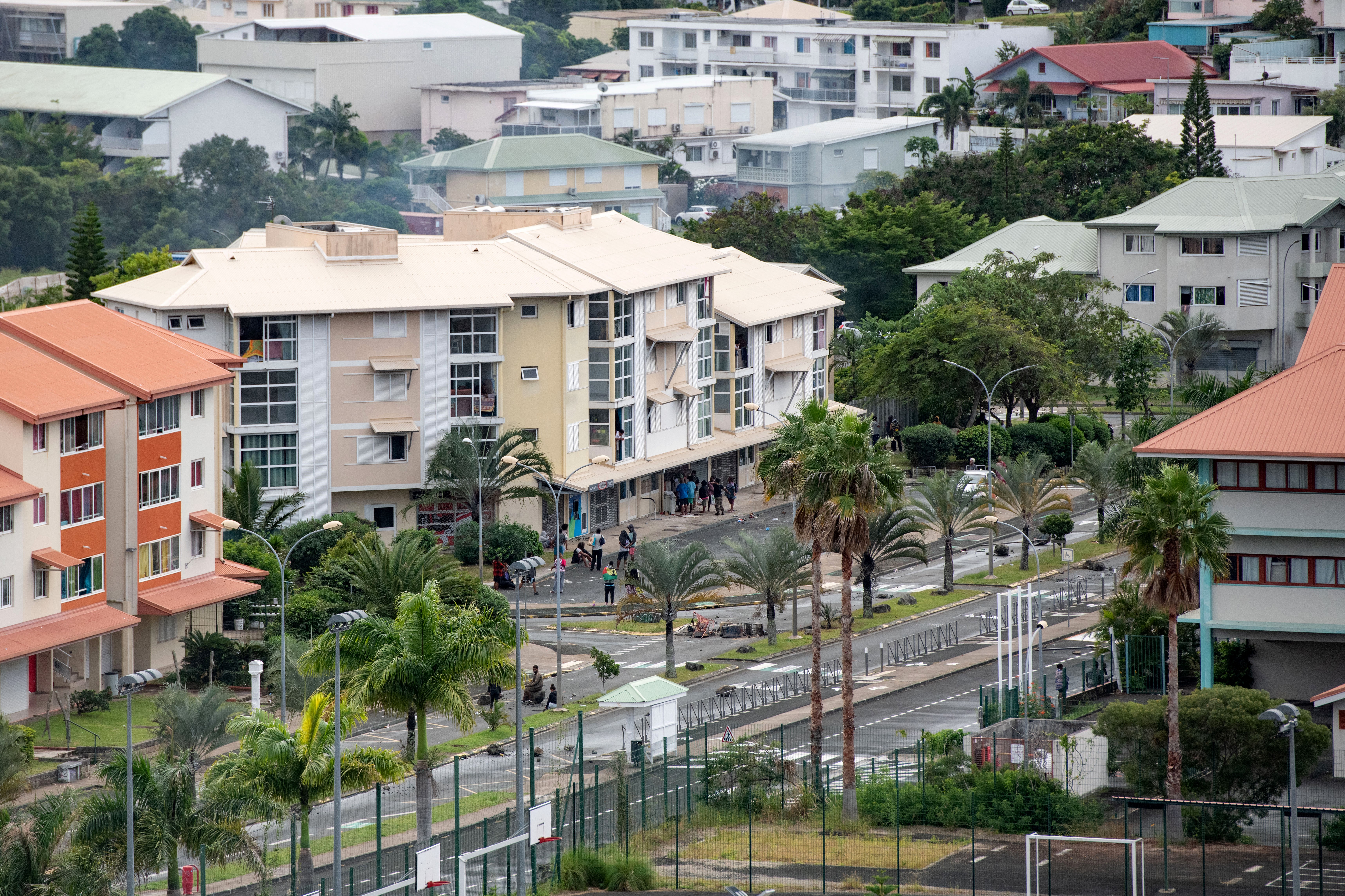 在法屬新喀里多尼亞爆發3晚衝突、造成多人死傷後，法國16日祭出禁用TikTok與實施緊急狀態。圖為騷亂人士聚集Motor Pool區抗議。(AFP)