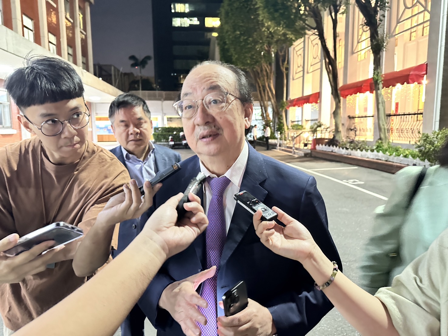 民進黨團總召柯建銘16日在朝野協商後，接受媒體採訪。(趙婉淳 攝)