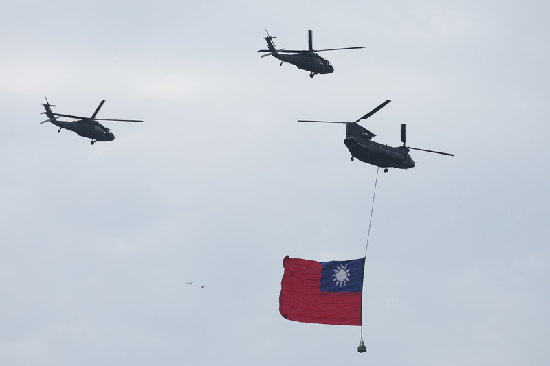 520總統副總統就職典禮將至，國軍17日早晨進行第2次就職典禮空中全兵力預演，陸軍出動CH-47SD契努克運輸直升機吊掛長18公尺、寬12公尺的巨幅國旗，飛越台北市區上空。(圖：中央社)