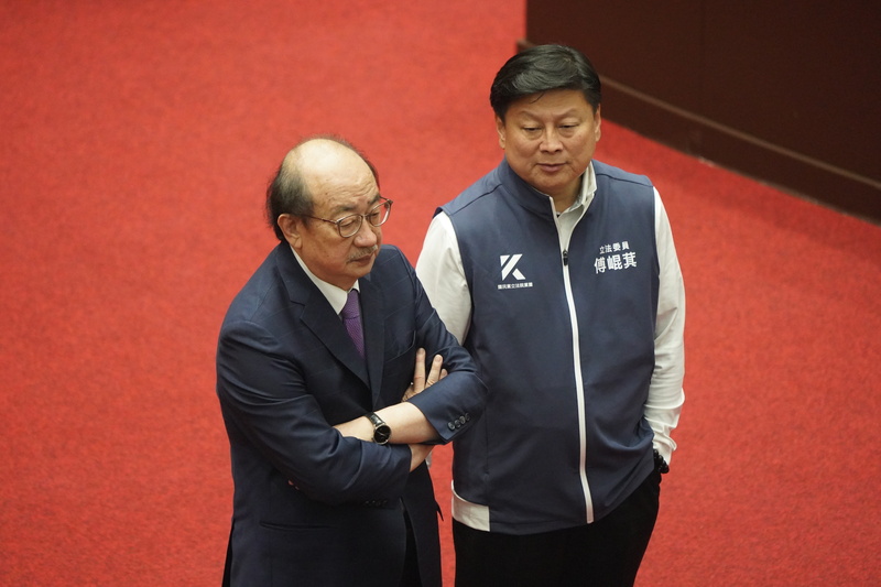 國民黨立法院黨團總召傅崐萁（右）與民進黨立法院黨團總召柯建銘（左）。(圖：中央社)