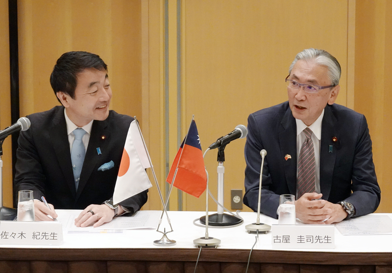 總統當選人賴清德20日就職，日本跨黨派國會議員聯盟「日華議員懇談會」31人組團觀禮，是人數最多的一次。日華懇會長古屋圭司（右）17日開記者會表示，除了日本共產黨以外的所有黨派共31人參加，意義重大。(圖：中央社)