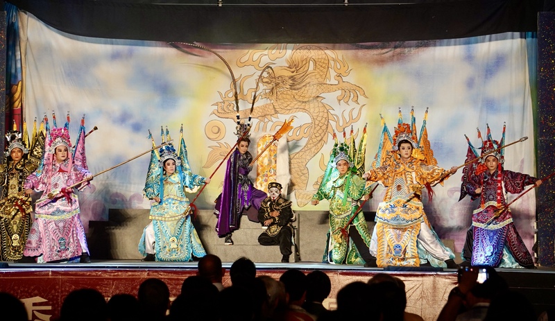 圖為慶賀第16任總統、副總統就職，台南市安平區開台天后宮等4大宮廟聯合邀請3大歌仔戲團演出，17日晚間首場在林默娘公園由秀琴歌劇團帶來劇碼「蟠桃大會慶狀元」，吸引逾2000名觀眾共賞。資料照片。 (圖：中央社)