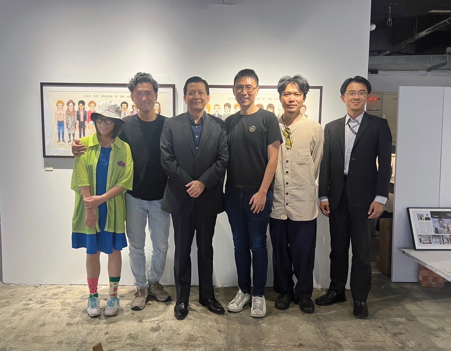 盧長水處長與香港青年藝術家等合影。(圖：策進會 提供)