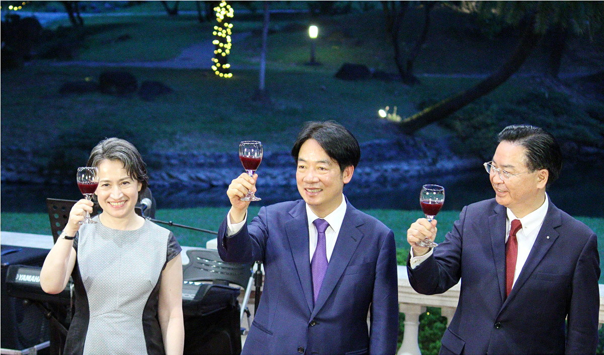 準總統賴清德(中)19日晚間出席總統副總統就職典禮慶賀團外交部歡迎酒會，與副總統當選人蕭美琴(左)、外長吳釗燮(右)一起向各國貴賓祝酒 (央廣記者王照坤 攝)