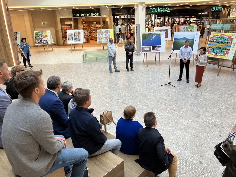 台灣主題攝影展「Taiwan Two and Two」在人潮眾多的高級商場Panorama舉辦開幕式，由駐立陶宛代表王雪虹與策展人馬立優代表致詞歡迎參觀的民眾，民眾和參展立陶宛攝影師馬立優、波克斯提斯與臺灣攝影師楊哲一交流觀展感想。(駐德代表處文化組提供)(圖：中央社)