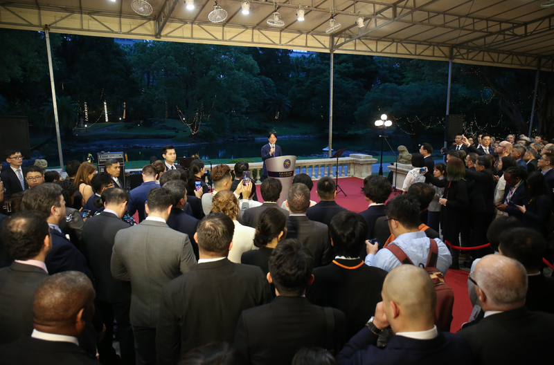 第16任總統副總統就職典禮將於20日舉行，各國訪賓不遠千里而來。圖為總統當選人賴清德(講台者)19日晚間出席台北賓館慶賀團外交部歡迎酒會。(圖：中央社)