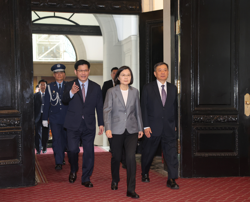 總統蔡英文（前中）20日上午在總統府祕書長林佳龍（前左）、總統府第三局長丘高偉（前右）等人陪同下步入總統府。（攝影記者聯誼會提供） (圖：中央社)