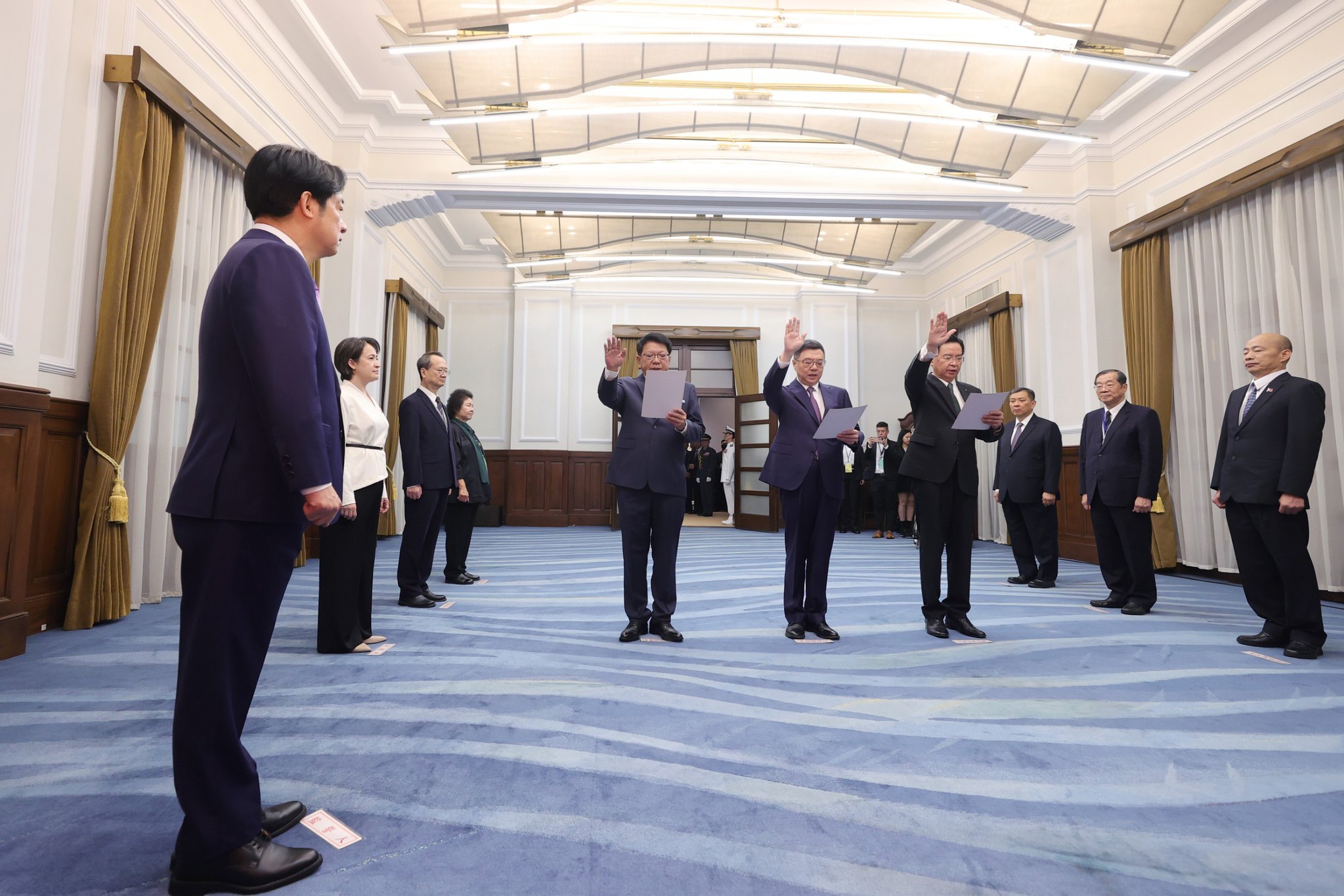 國安會祕書長吳釗燮（右起）、行政院長卓榮泰、總統府祕書長潘孟安20日上午在總統府宣誓就職，由總統賴清德（前左）擔任監誓人。(總統府提供)