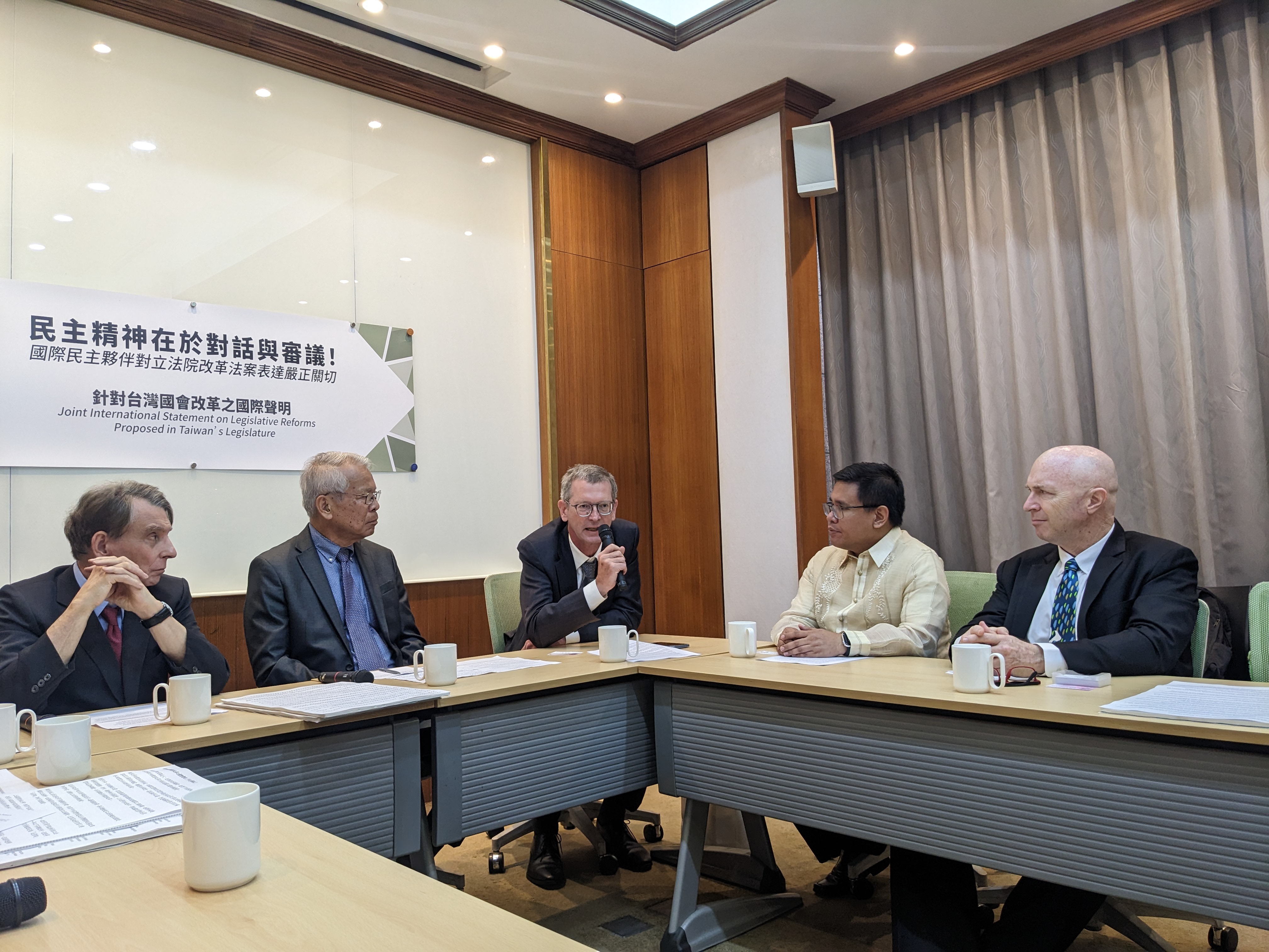 多名國際學者今天(20日)在立法院舉辦「民主精神在於對話與審議！國際民主夥伴對立法院改革法案表達嚴正關切」記者會，包含美國在台協會前處長William Stanton(左1)、台灣人公共事務會(FAPA)前會長楊英育(左2)、美國籍律師Michael Fahey(中)、亞洲自由民主聯盟執行長Celito Arlegue(右2)、政治大學東亞所訪問學者Guermantes Lailari(右1)等人。(陳念宜 攝)