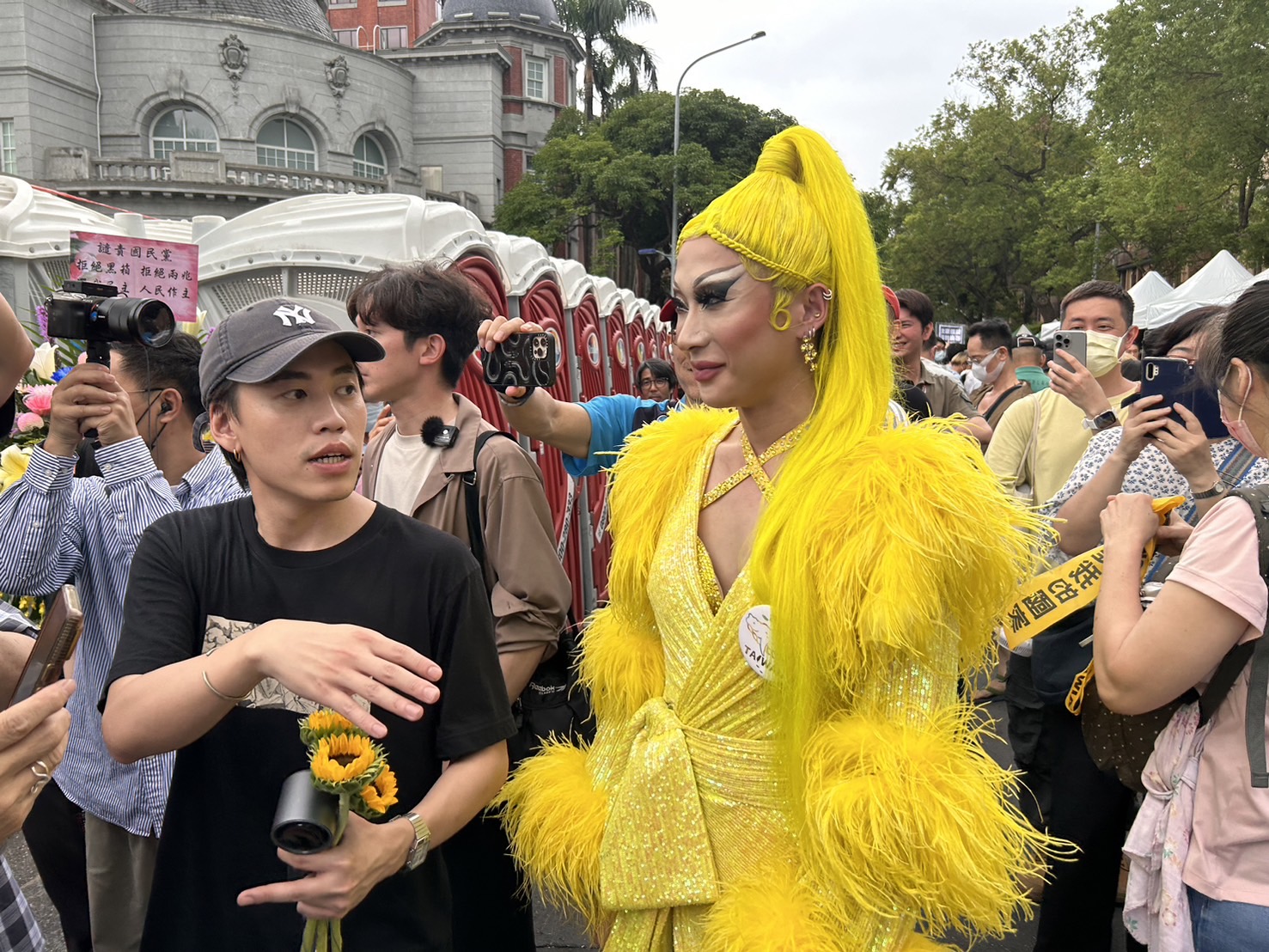 變裝皇后妮妃雅現身立法院外，力挺公民團體抗議國會濫權。(劉玉秋 攝)