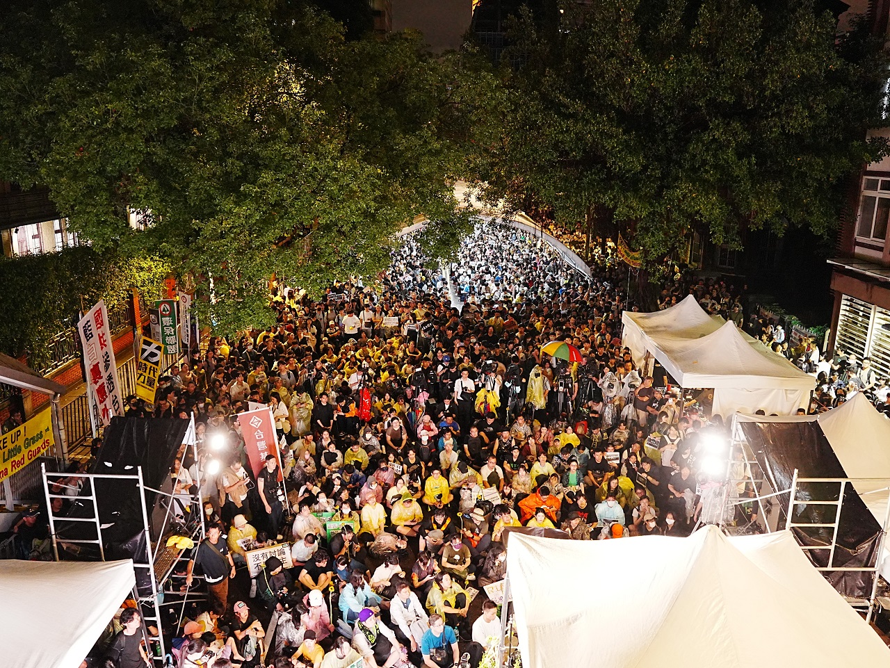 數十個民間團體21日晚間在立法院青島東路側集結，抗議國會濫權、黑箱審議。主辦單位表示，場聚集民眾已超過一萬五千人。(楊仁翔 攝)