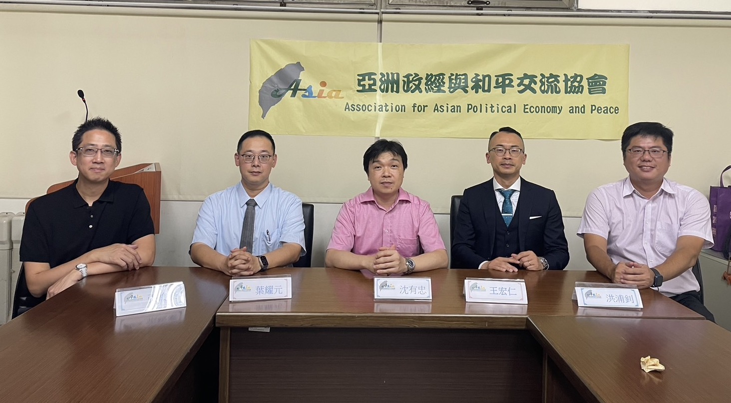 「亞洲政經與和平交流協會」21日舉辦賴政府上任後美中台關係座談會。圖為東海大學政治系教授沈有忠(左三)、美國聖湯瑪斯大學教授葉耀元(左二)、成功大學兼國策執行長王宏仁(右二)、東海大學教授張峻豪(左一)、中正大學教授教授蔡榮祥、海峽交流基金會處長洪浦釗(右一)。(圖：亞洲政經與和平交流協會提供）