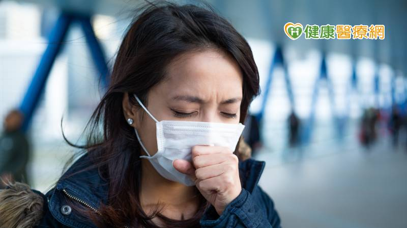 疾管署增訂「防範呼吸道傳染病，民眾進入醫療照護機構佩戴口罩須知」，建議6情境應佩戴口罩。(圖：健康醫療網 提供)