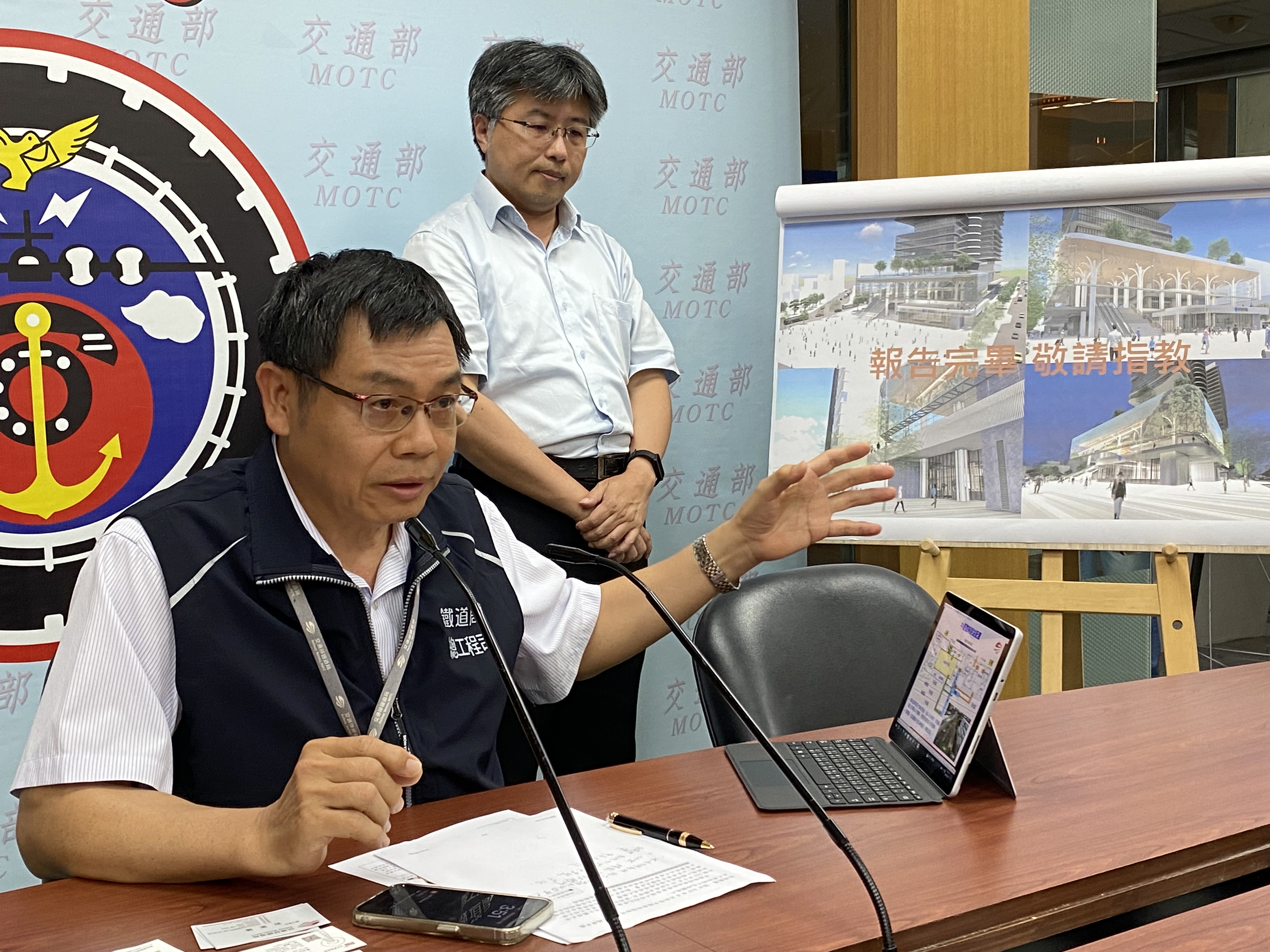 鐵道局總工程司彭家德(前)21日說明，台鐵中壢臨時站將於6/16啟用，屆時中壢地下化的永久站工程也將開始施作，象徵桃園鐵路地下化向前邁進。(吳琍君 攝)