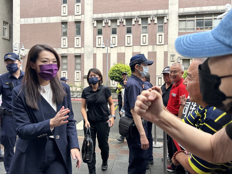 台北地方法院審理新竹市長高虹安於立委任內涉詐領助理費案，22日再度開庭，傳喚高虹安(前左)等5名被告。(圖：中央社)