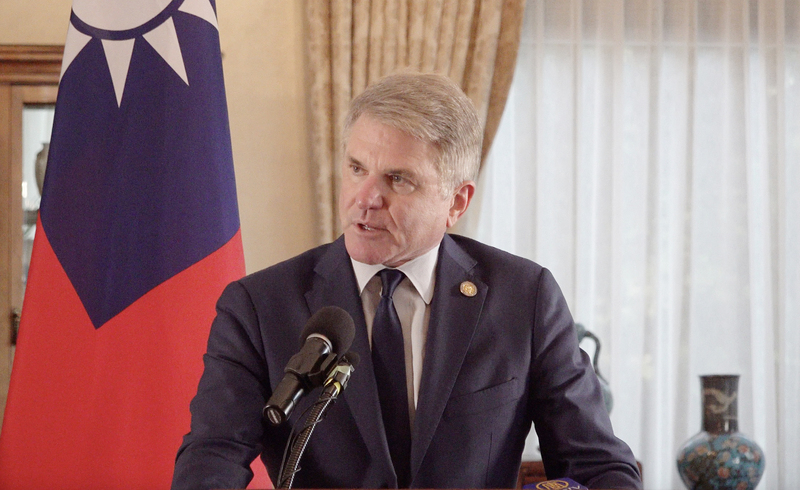 駐美代表處於美東時間21日晚間，在雙橡園舉行新任總統賴清德及副總統蕭美琴就職慶祝酒會，吸引逾百位政要蒞臨，包括聯邦眾議院外交事務委員會主席麥考爾。 (圖：中央社)