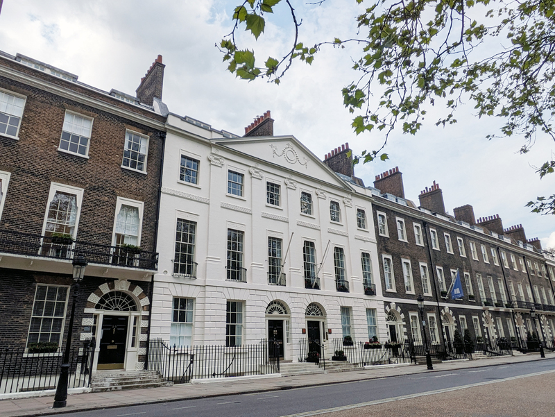 香港駐倫敦經貿辦(圖)疑涉入在英國監控和跨境鎮壓異議人士，其中一名英籍被告在庭審前突傳身亡。(資料照片：中央社)